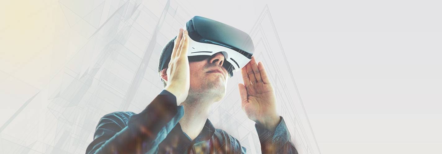 VRヘッドセットを装着して周囲を見ている人