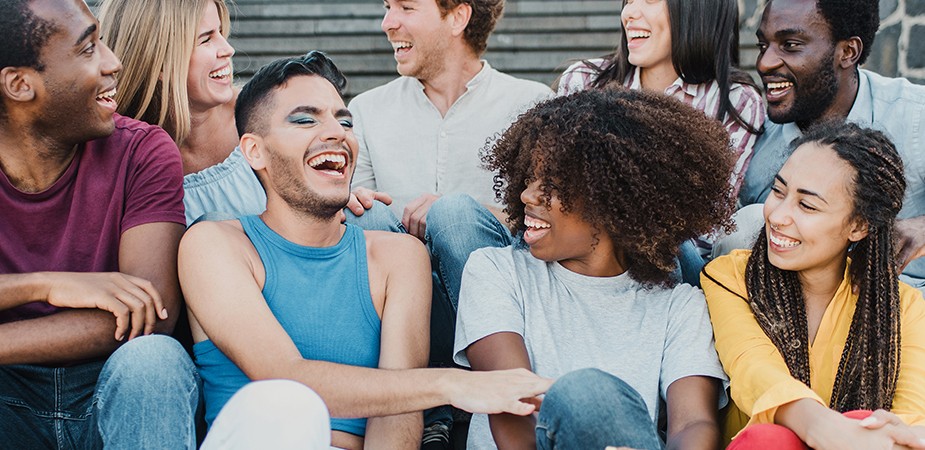 微笑み合いながら会話する人々