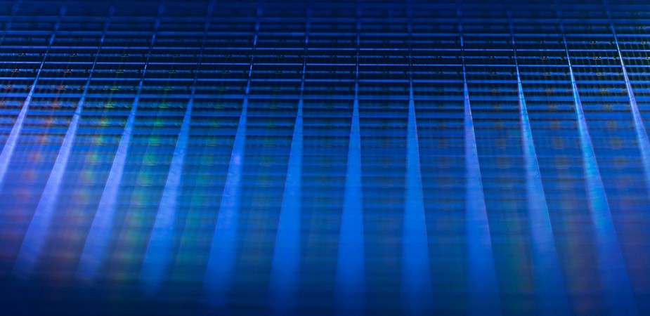青い半導体ウエハーのクローズアップ