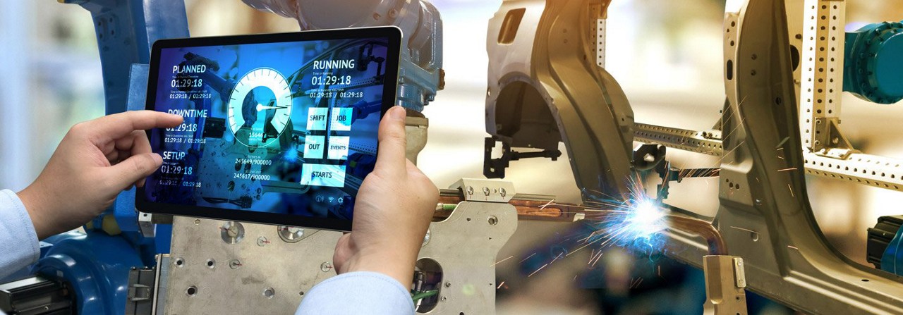 作動している製造機器のパフォーマンスを追跡するipadデバイスを持つ両手 