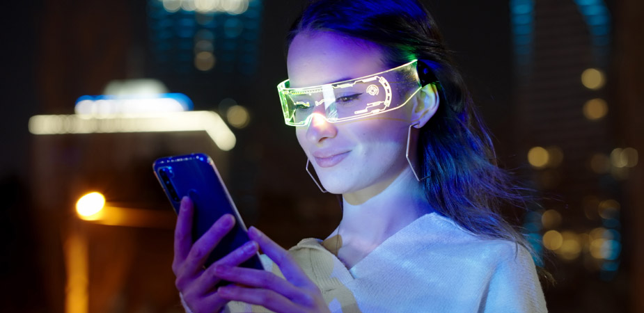 VRゴーグルを装着してスマートフォンを見ている女性