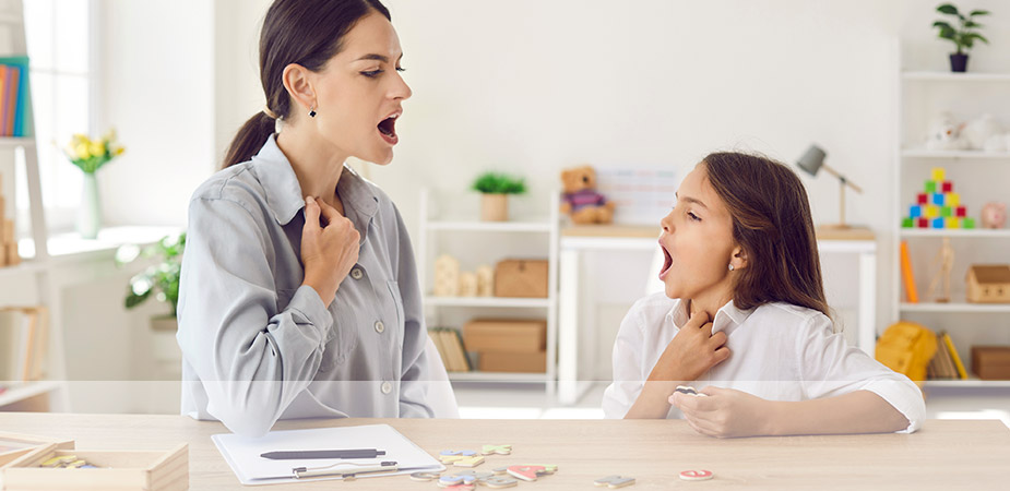 手話で会話をする女性と少女のイメージ