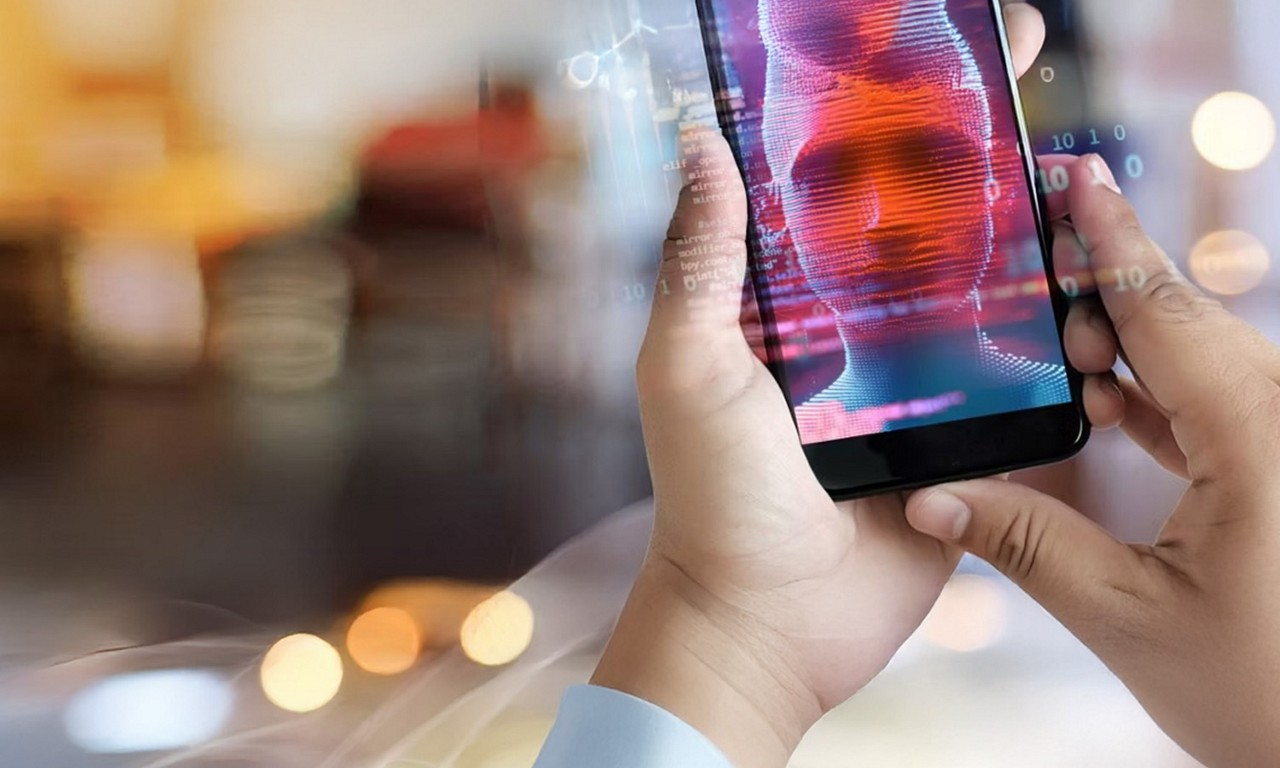 スマートフォンを使用している人物