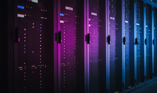 暗いデータセンターに並ぶ光に照らされたサーバー群