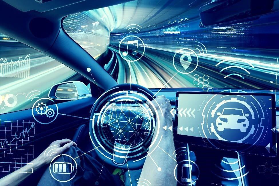 トンネルを走行する車の車載インフォテインメント（IVI）システムの機能を見せるアイコン