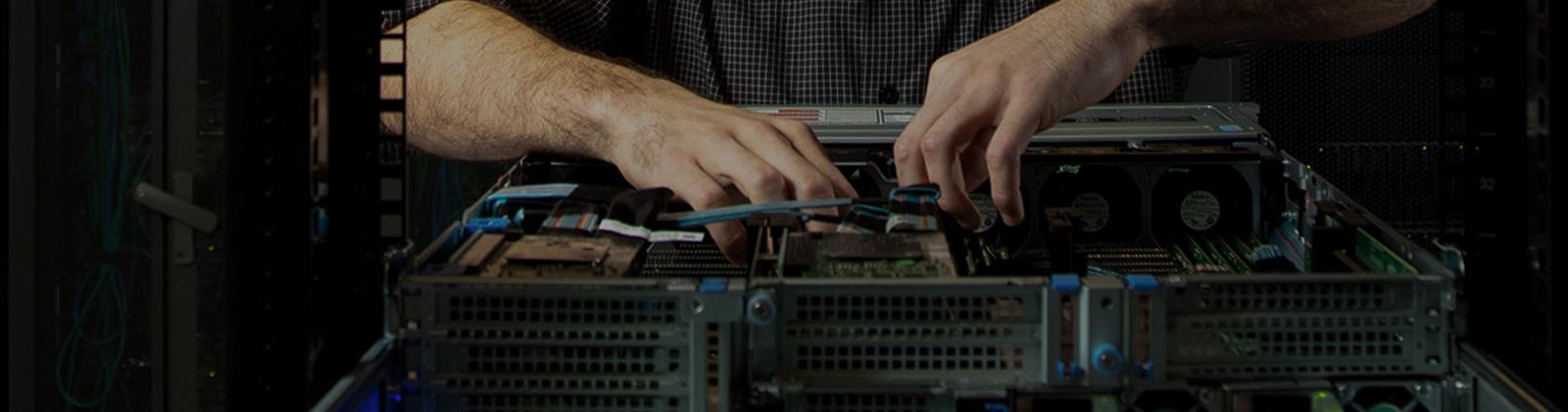 コンピューターの組立作業をする男性