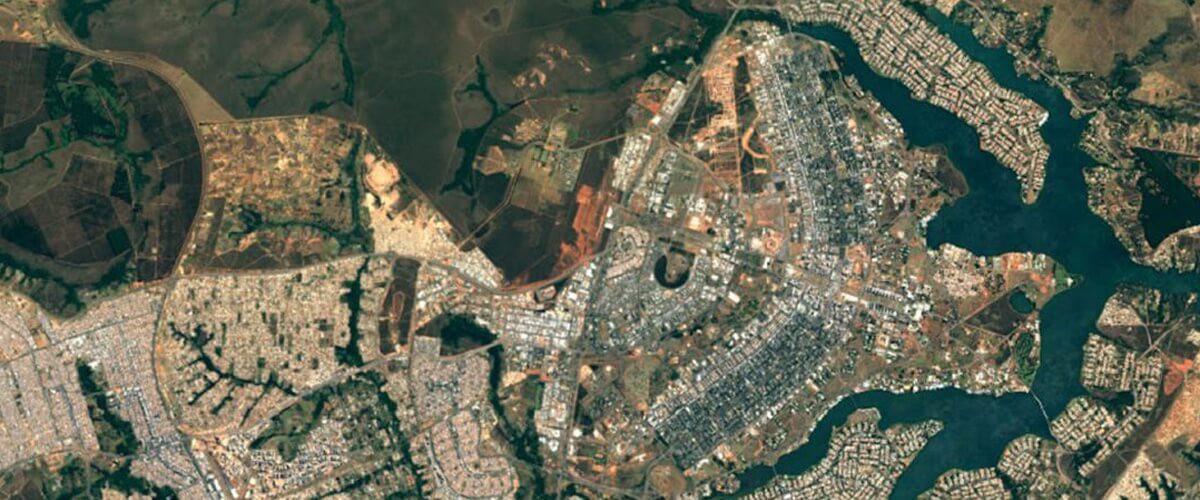 水と陸地の間にある都市の俯瞰図
