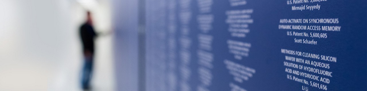 アワードが掲げられた壁を見る人物のぼやけた写真