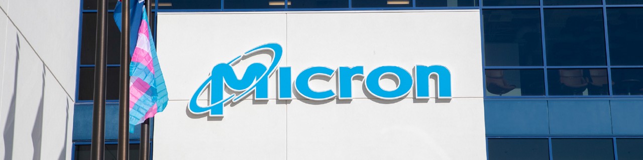 トランスジェンダーフラッグが掲げられたマイクロン本社