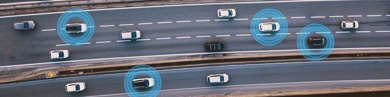 自動運転で道路を走行するスマートカーを上空から見た図 