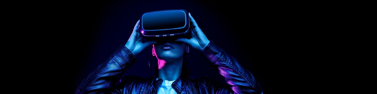VRヘッドセット越しに遠くを見ている女性