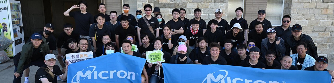 145_erg-gives-blog-post-2000x500.jpg：マイクロンの横断幕を掲げるERG助成金受賞者全員の写真