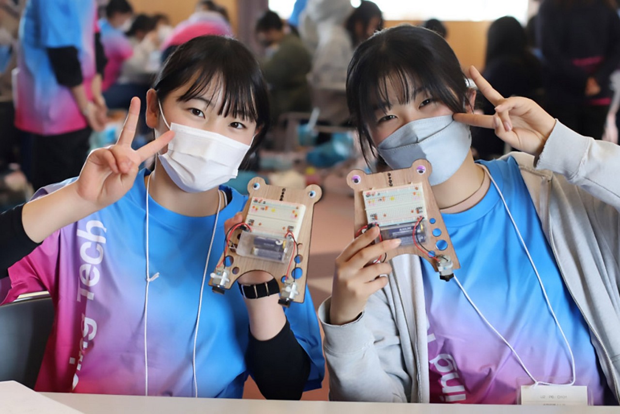 STEMプロジェクトを驚嘆の目で見る少女