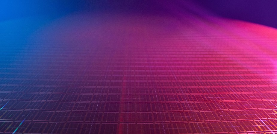 ウエハーの極端なクローズアップ、背景はパープルとブルー