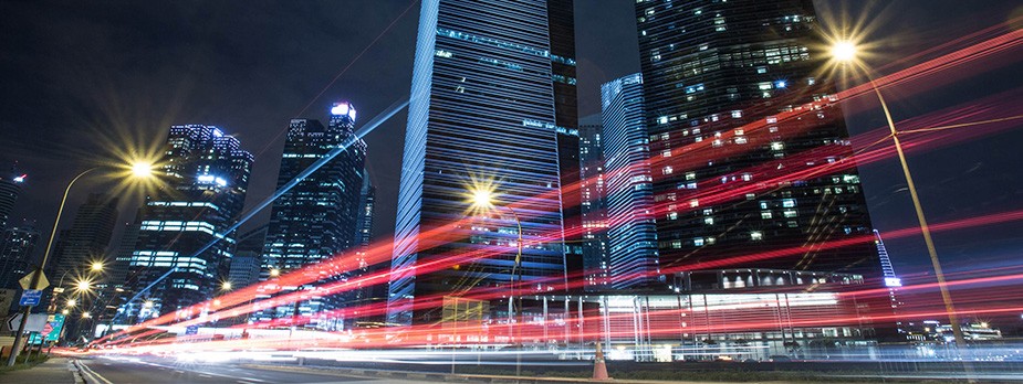 シンガポールの摩天楼を見上げる夜景