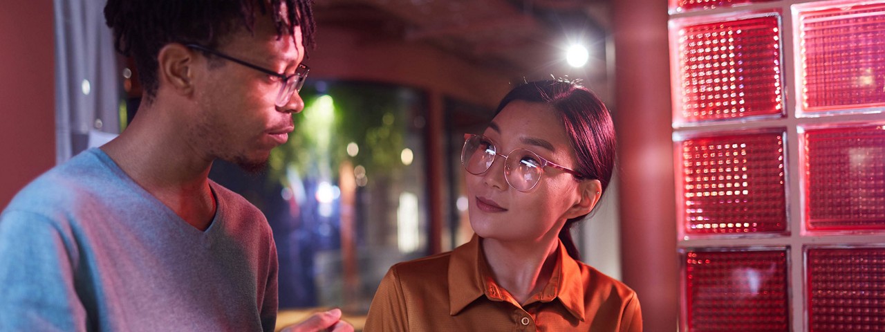 立ち話をしている2人の同僚  