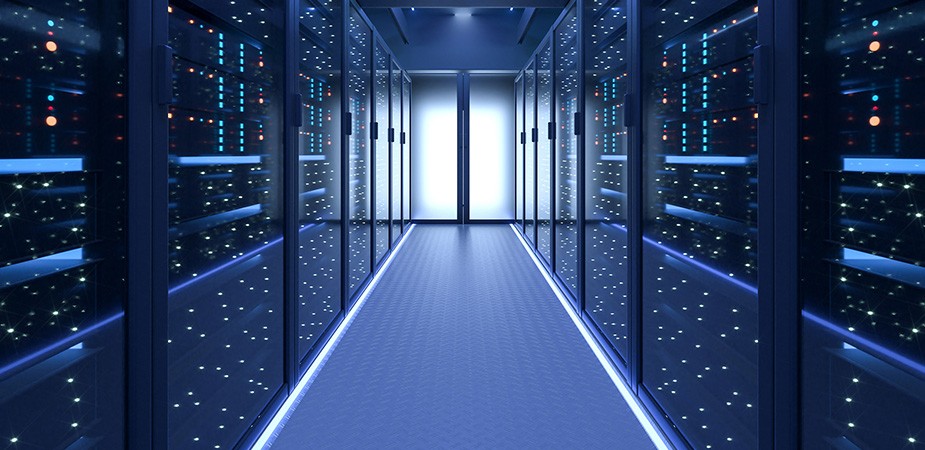 光るドアの両側にあるデータセンターストレージの長い列。