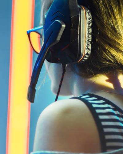 コンピューターでゲームをする少女