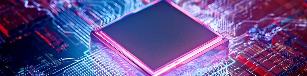光に照らされたシステムボード上のメモリ