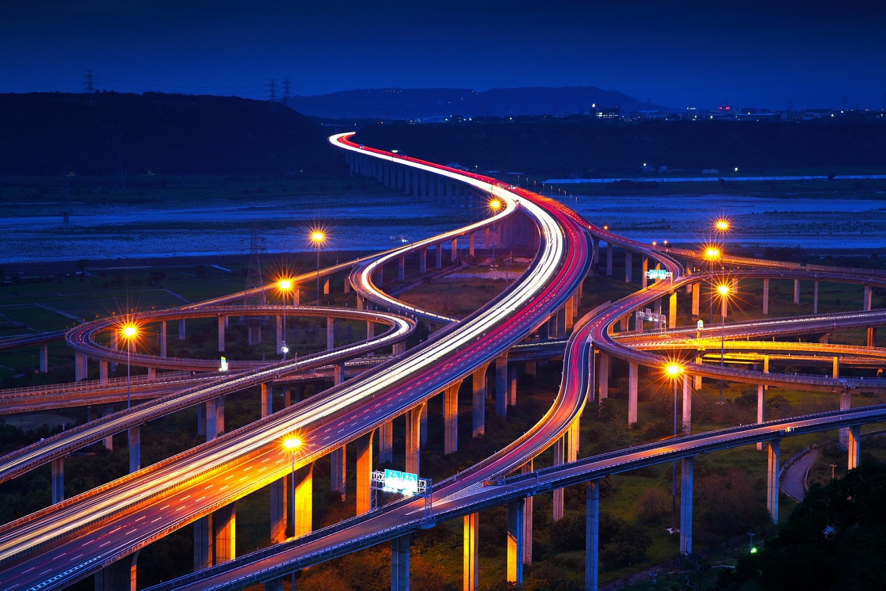 夜の高速道路を照らす光の筋
