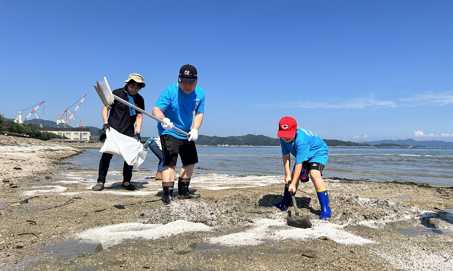 三津湾の干潟再生活動に参加するボランティア